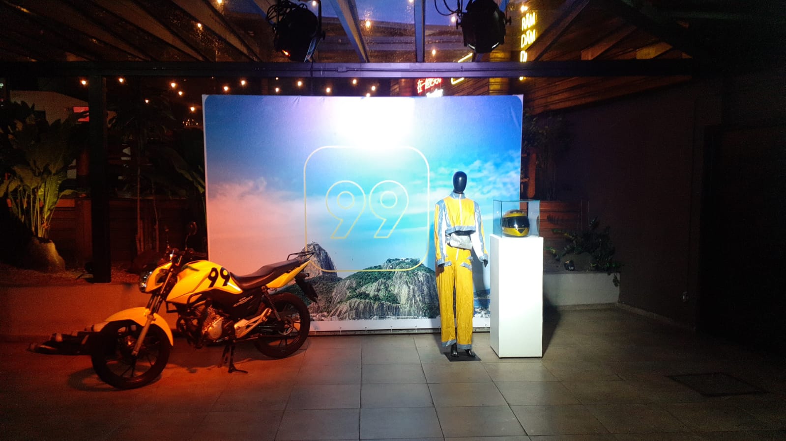 Redtyb loira gata pagando um boquete gostoso no meio do quintal - Comunicação Visual e Brindes